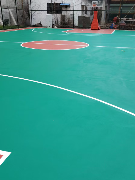 绥芬河 球场长期使用易出现地面开裂